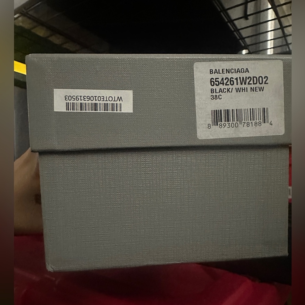 AUTHENTIC NEW YORK BALENCIAGA FURRY SLIDE SANDAL - Picture 9 of 9